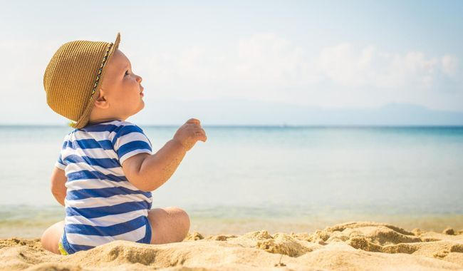 A la mer, protégez Bébé du soleil