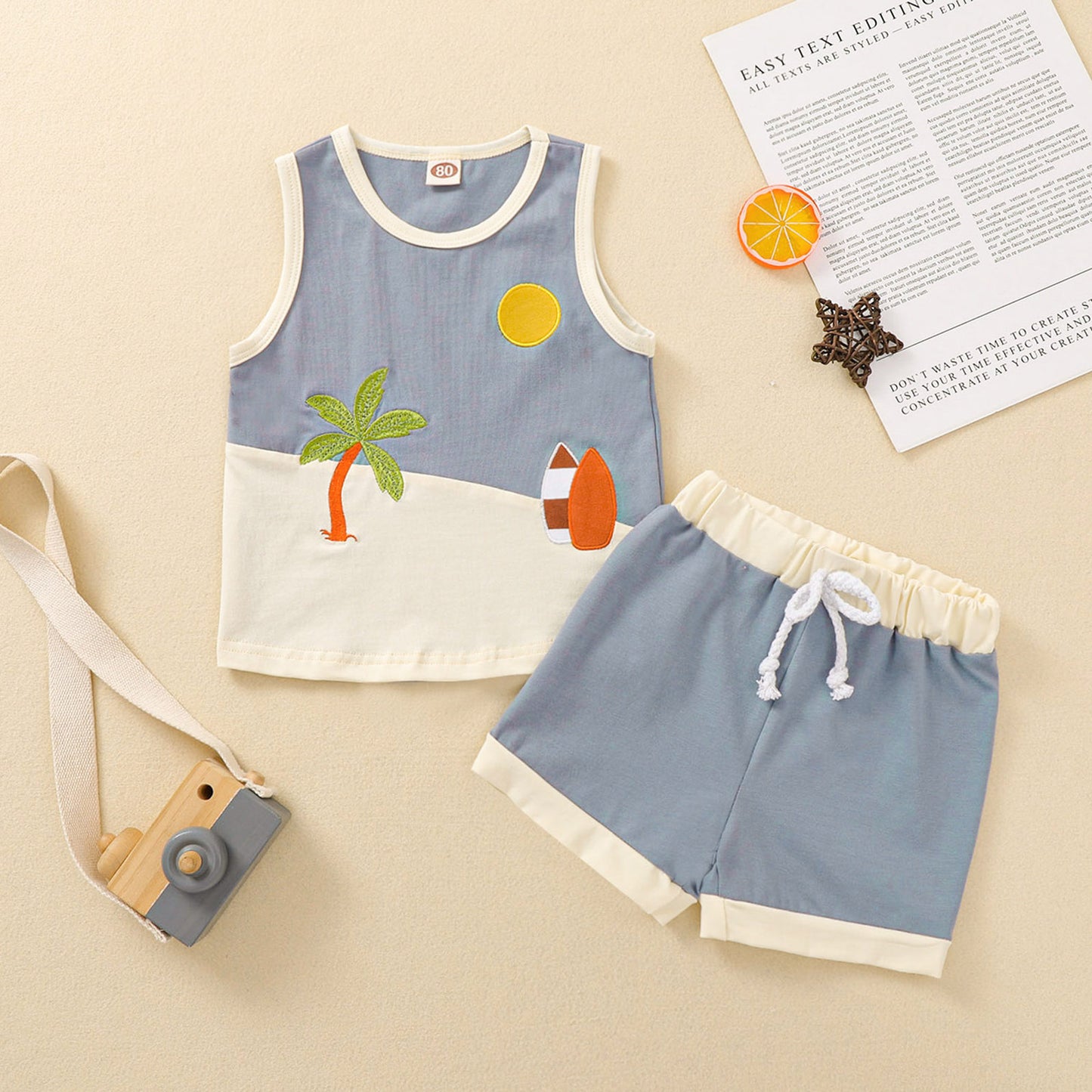 Vêtements pour enfants d'été avec des dessins animés